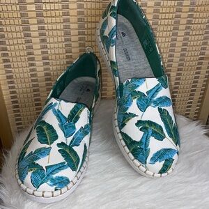 Cloudsteppers by Clarks White and Green Leaf Print Flats